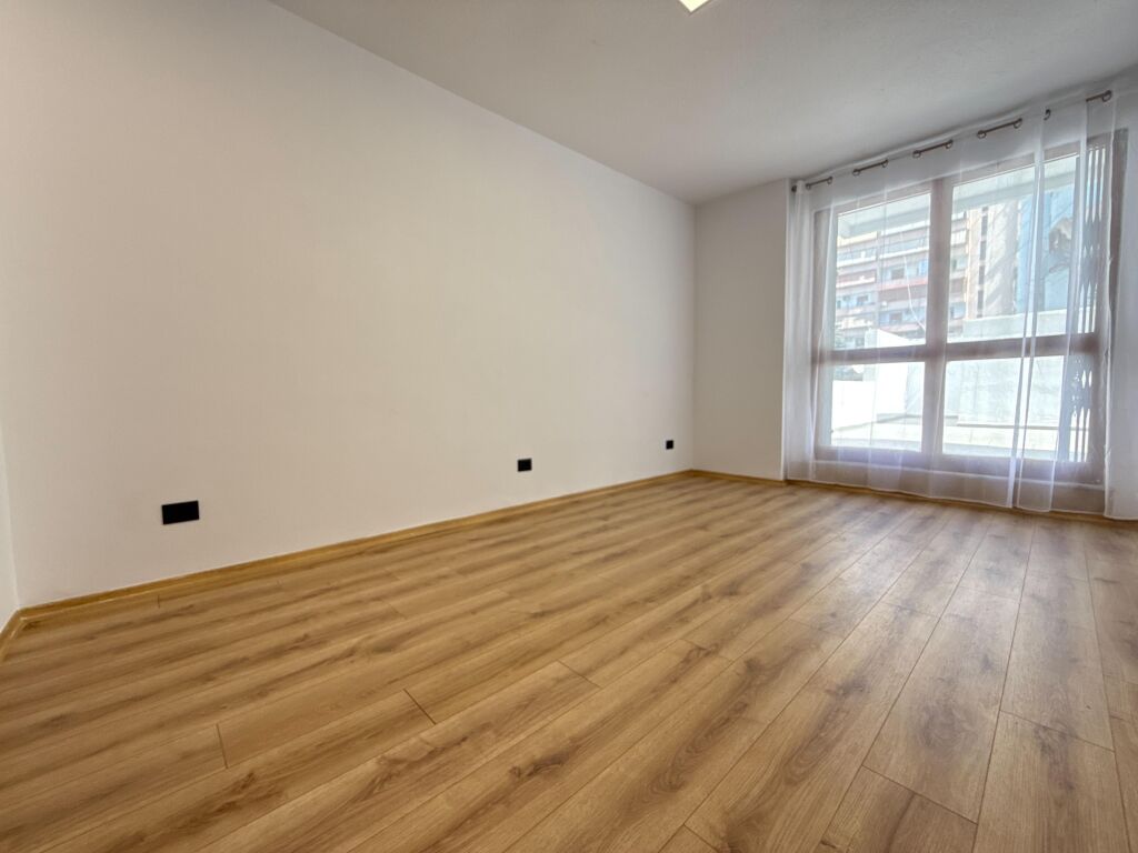 ZYRE ME QIRA ISH EKSPOZITA 65 M2