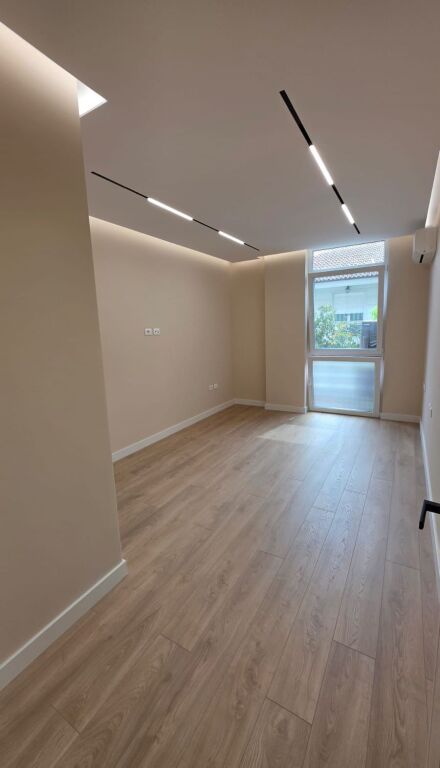 Business premises for rent - At Coin