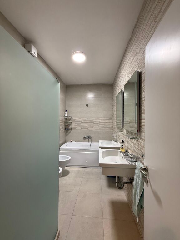 🏠JEPET ME QIRA Apartament 3+1+2+Depo+Ballkon 📍Qender, Rruga e Kavajes  🏢Kati i 2, pallat i ri me 2 ashensore 🛋Hyrja eshte e mobiluar 💶 Çmimi: 1800€  ✨Apartamenti eshte i mobiluar ne menyre komode &amp; moderne  •Organizohet ne :  -Sallon &amp; Kuzhine -Korridor shperndares  -3 Dhoma Gjumi -2 Tualete -Ballkon  🛋️Totalisht i mobiluar,  