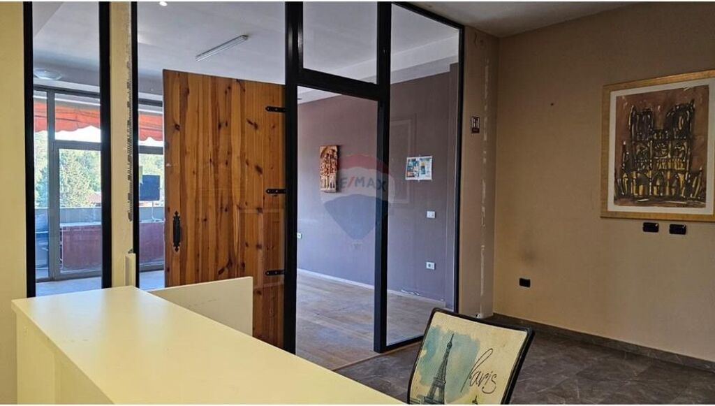 Office for rent in Bllok!