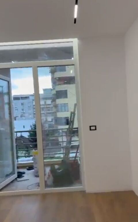 Shiten 2 apartamente 1+1 buze rruge  prane hotel Mondialit