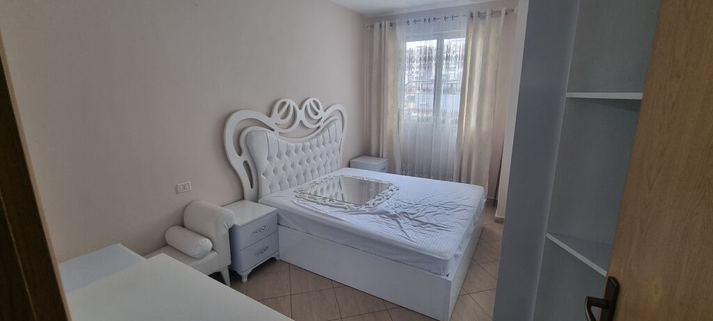 Astir, di fronte al complesso Molla, è in affitto un appartamento 2+1+2+2 con balcone arredato.