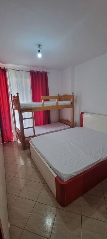 Astir, di fronte al complesso Molla, è in affitto un appartamento 2+1+2+2 con balcone arredato.