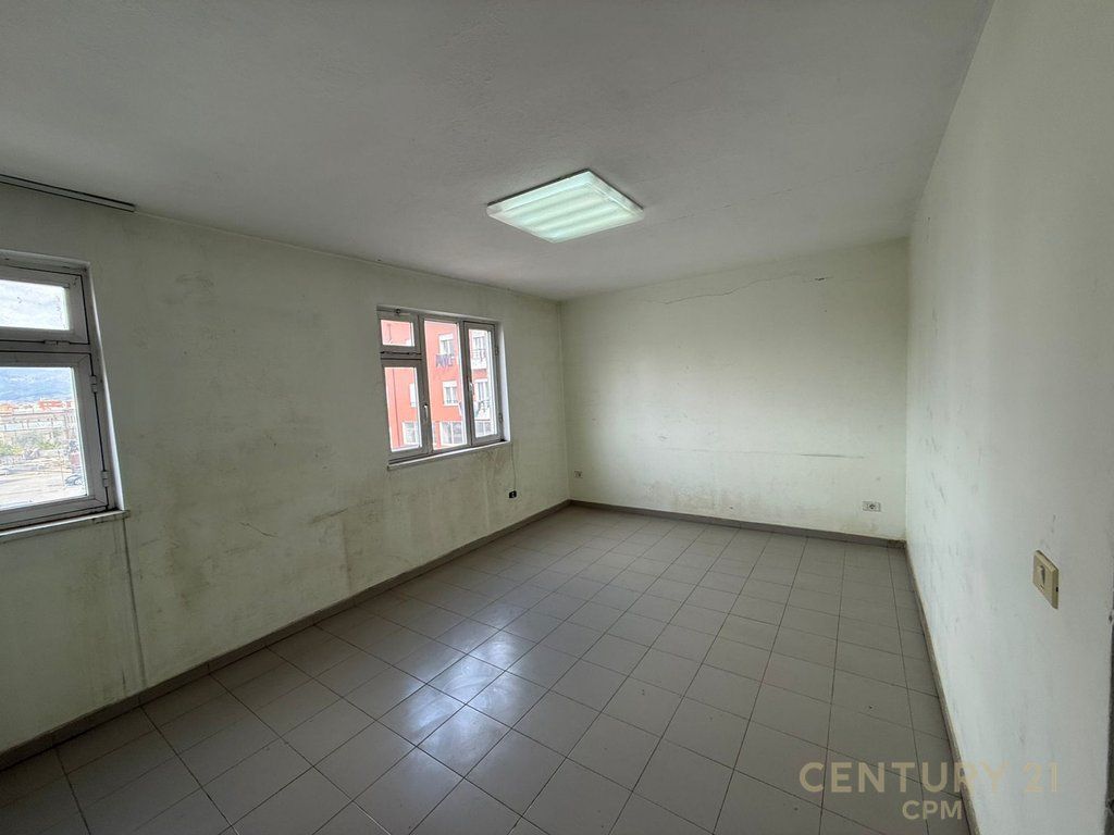 JEPET ME QIRA ZYRE 6+1 NE SELITE