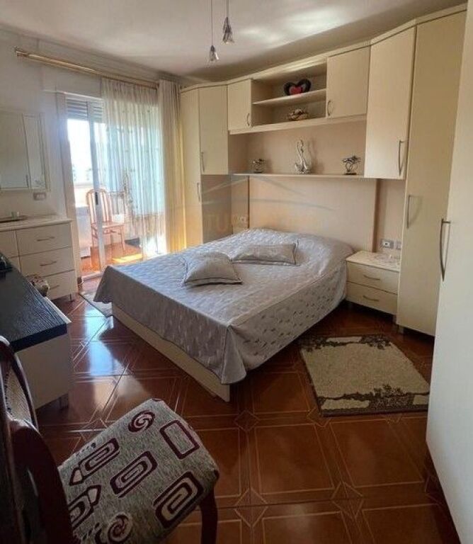 Shitet, Apartament 2+1, Komuna e Parisit, Tirane