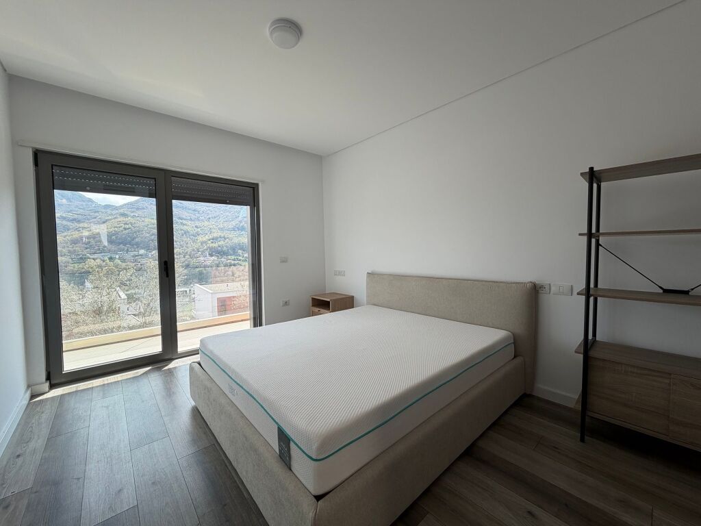 Jepet me qera vilë 3+1+oborr+garazhd në Rezidence Private në Mullet