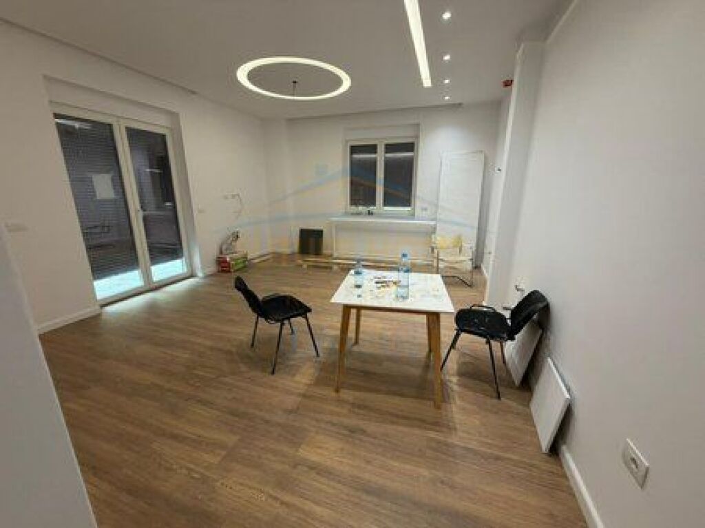 Shitet, Apartament 1+1, Rruga Eduard Mano, Liqeni i Thate, Tiranë.