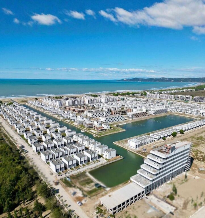 Shitet Super Vilë me Pishinë në Gjirin e Lalëzit – Turquoise Marina 🌊