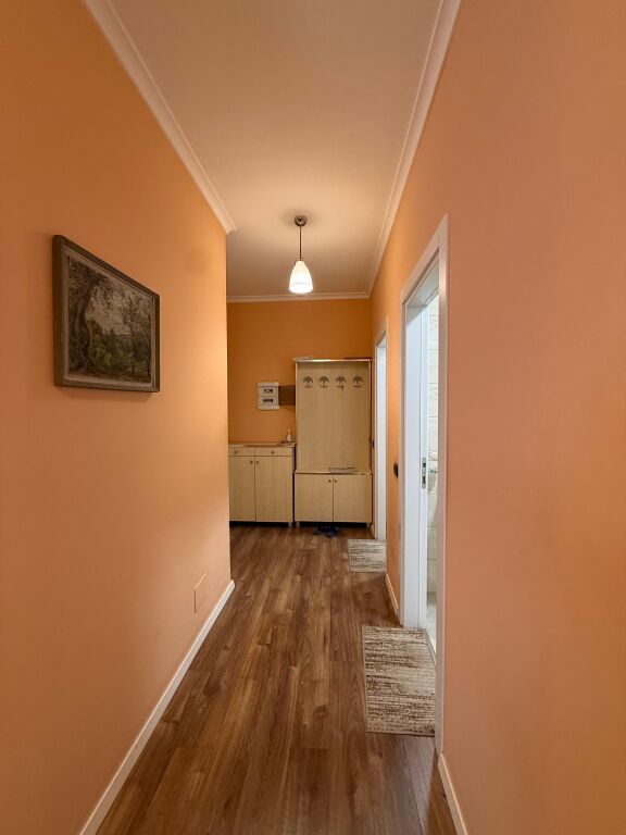 🏠JEPET ME QIRA Apartament 3+1+2+Depo+Ballkon 📍Qender, Rruga e Kavajes  🏢Kati i 2, pallat i ri me 2 ashensore 🛋Hyrja eshte e mobiluar 💶 Çmimi: 1800€  ✨Apartamenti eshte i mobiluar ne menyre komode &amp; moderne  •Organizohet ne :  -Sallon &amp; Kuzhine -Korridor shperndares  -3 Dhoma Gjumi -2 Tualete -Ballkon  🛋️Totalisht i mobiluar,  