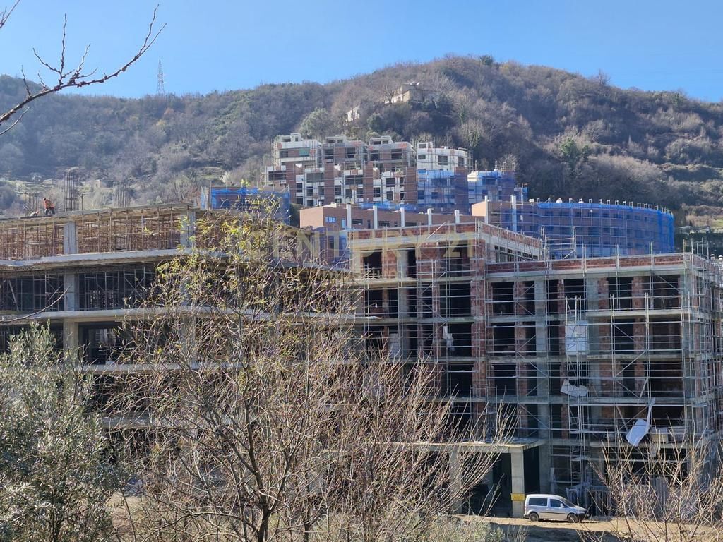 Apartament 2+1+2 + 98m2 verandë për shitje tek Residenca Kodra e Diellit 2!