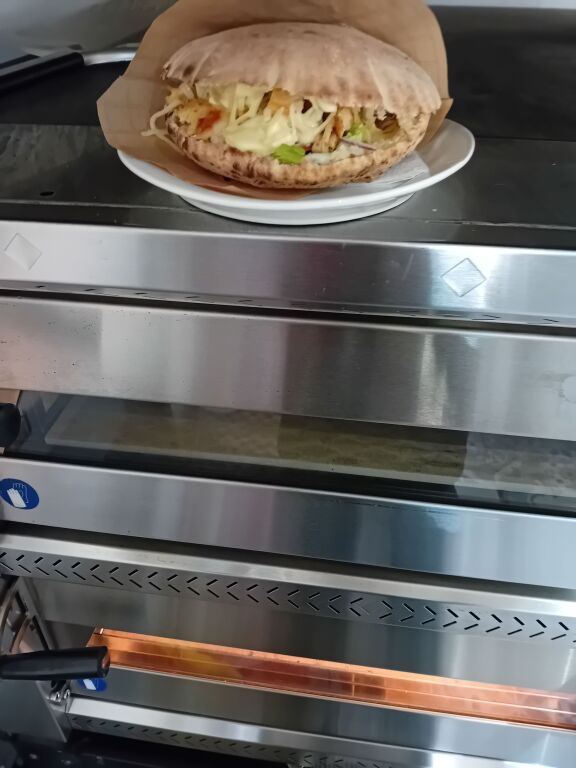 Shitet biznesi fast food piceri. Ambienti 2 mij euro qera mujore.