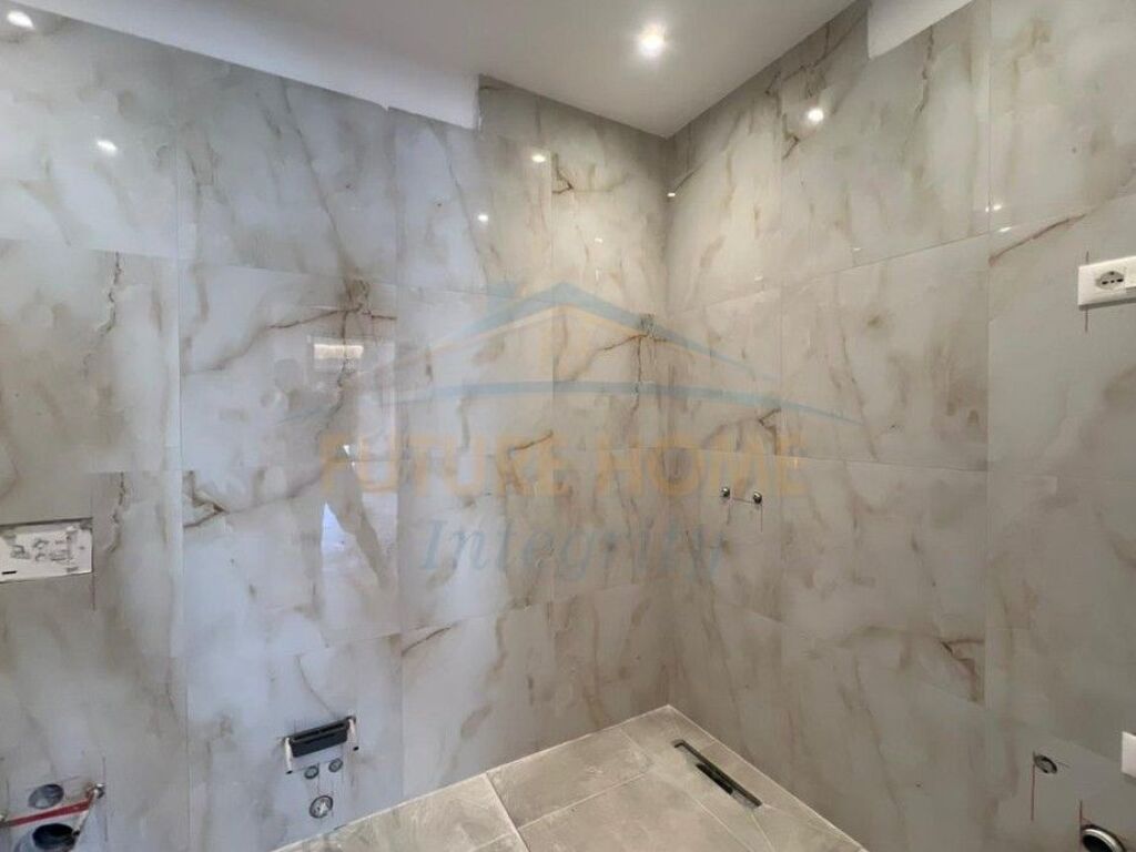 Shitet, Apartament 2+1, Porcelan, Tiranë.