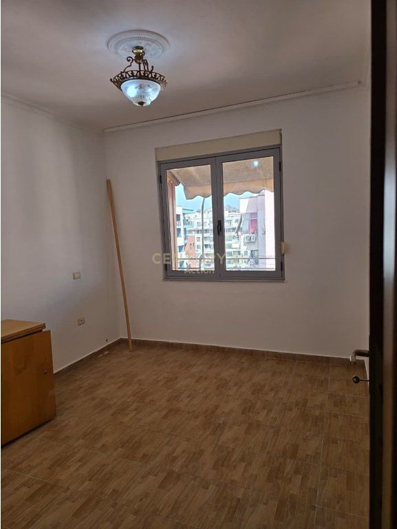 Jepet me qera Apartament 2+1 ne Kombinat!
