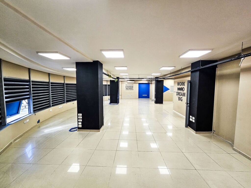 JEPET ZYRE ME QERA 300M2 RRUGA E DIBRES