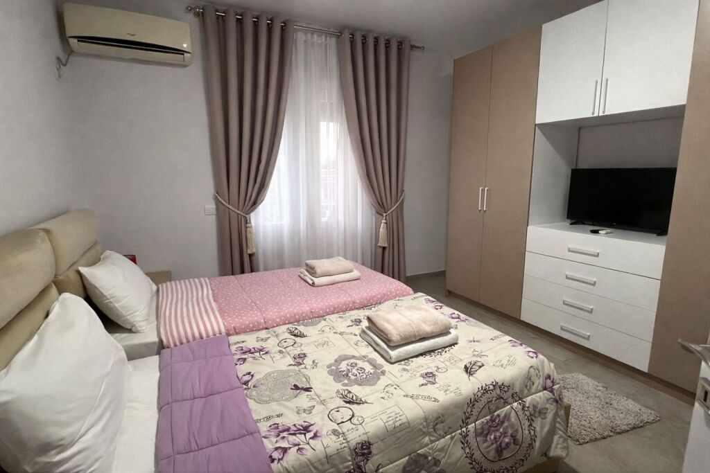 21-Dhjetori, jepet me qera apartament 2+1.