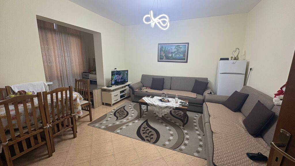 shitet apartament 1+1 i mobiluar tek Rruga Myslym Shyri