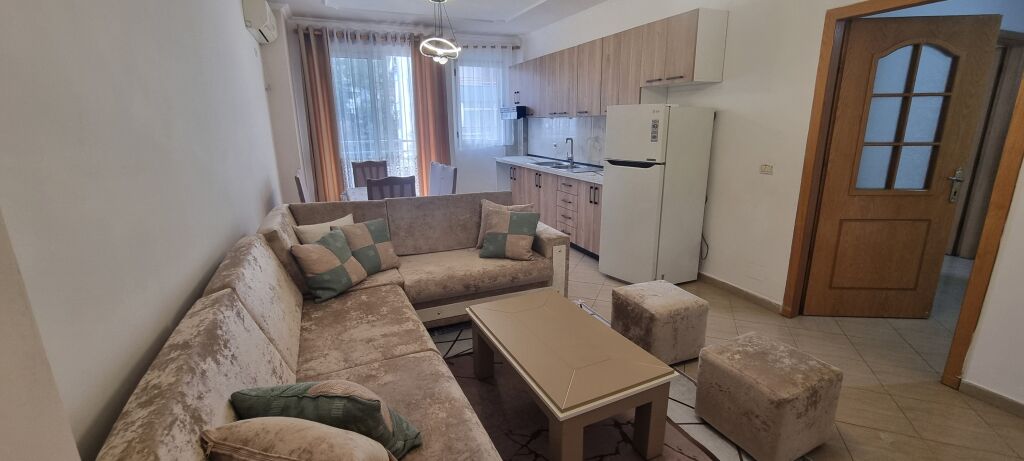 Astir, di fronte al complesso Molla, è in affitto un appartamento 2+1+2+2 con balcone arredato.