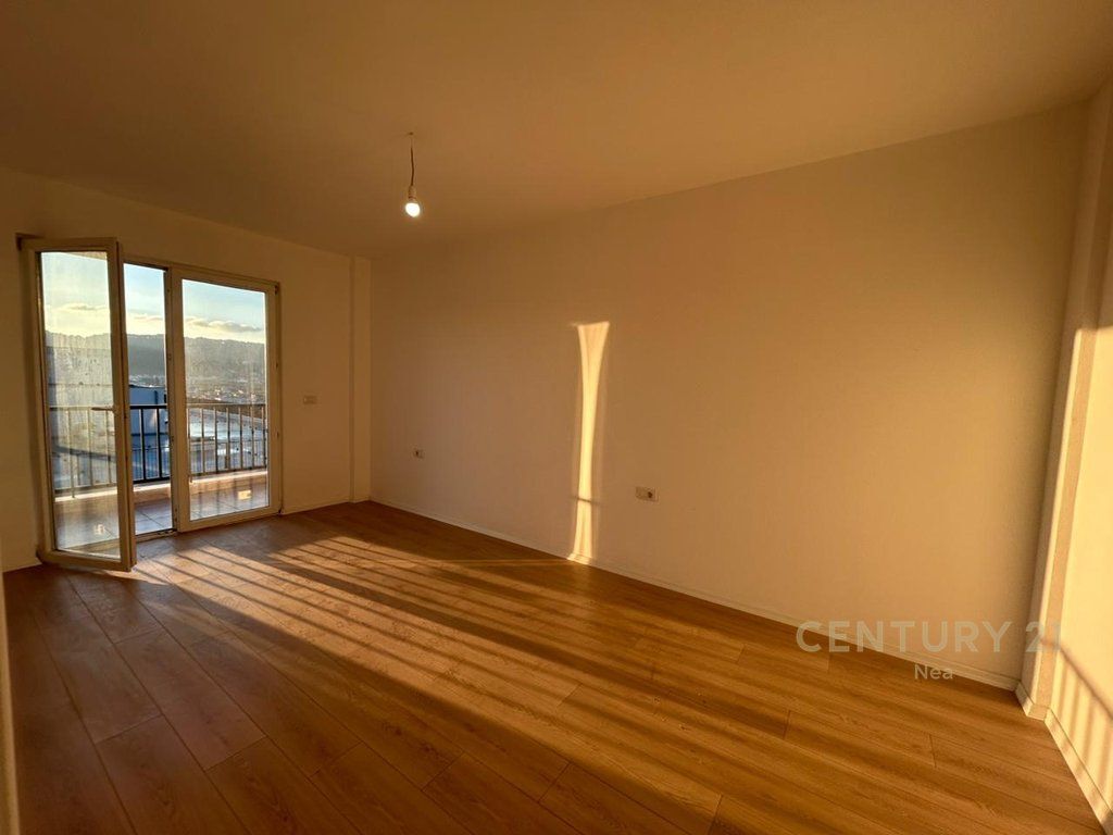 Apartament 2+1+ post parkimi me qira ne Kombinat.