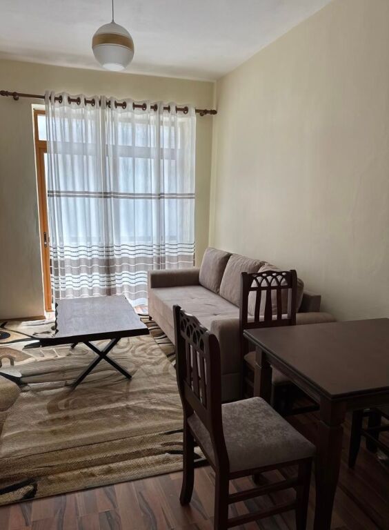 Bllok, jepet me qera apartament 1+1