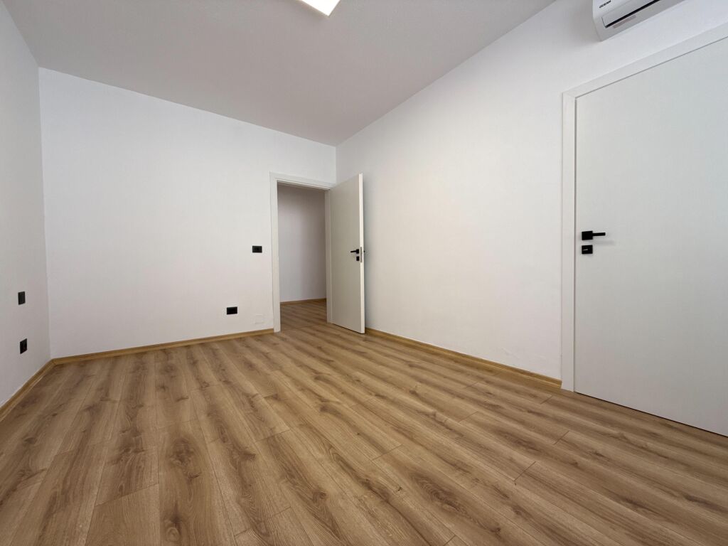 ZYRE ME QIRA ISH EKSPOZITA 65 M2