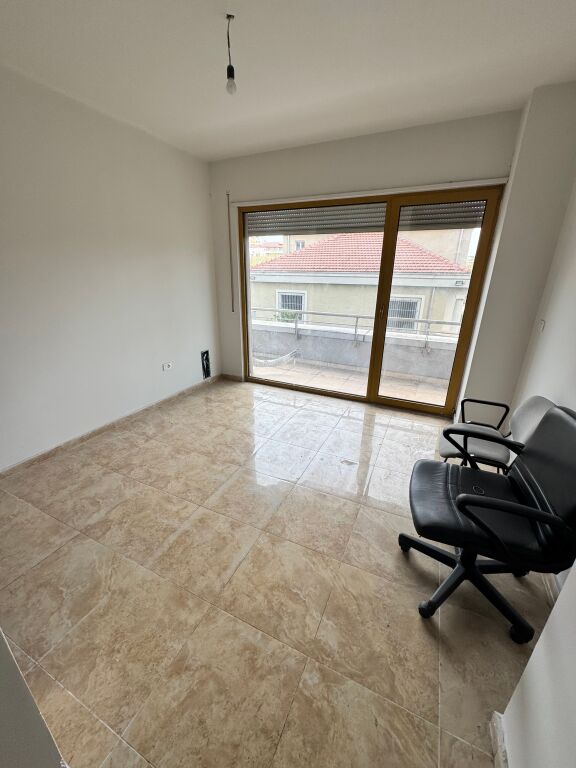 Jepet me qera zyra 4+1+2, prane Ish Bllokut