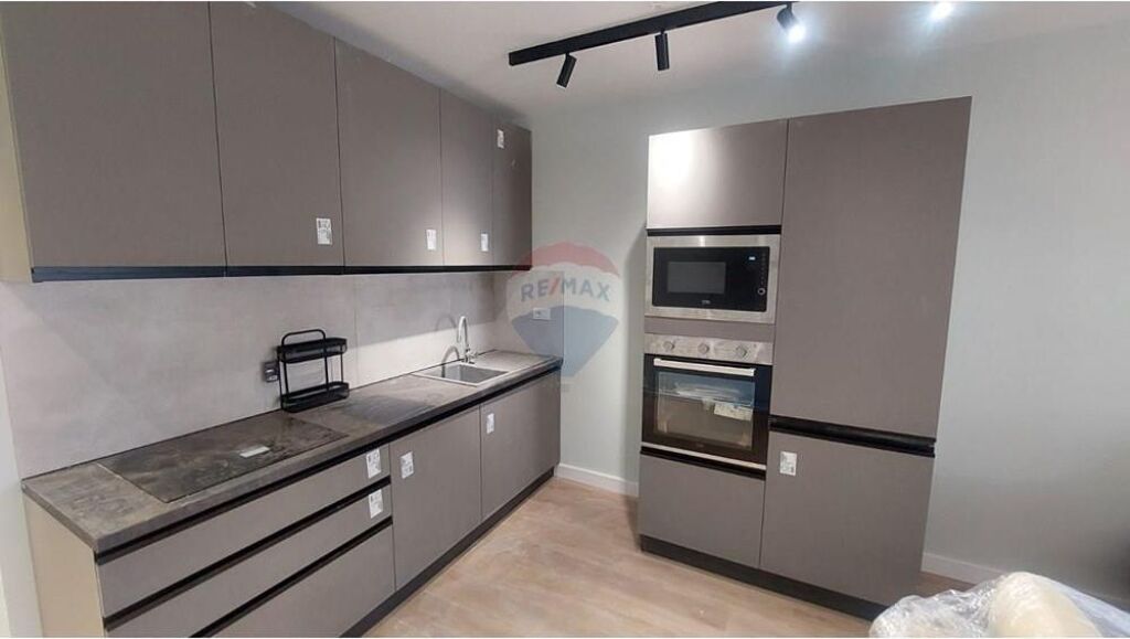 Apartament - Për Qira - Komuna e Parisit, Tiranë