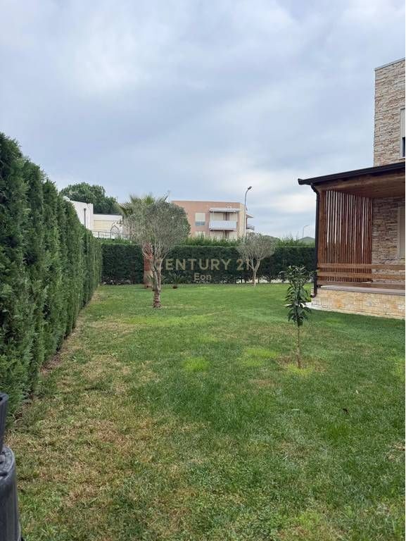 Apartament 2+1me Oborr 266 m2 për Shitje në Gjirin e Lalzit, Durrës !