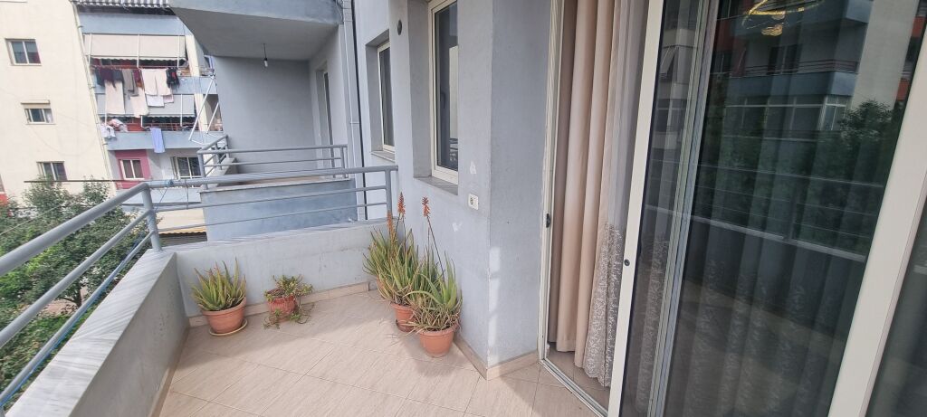 Astir, di fronte al complesso Molla, è in affitto un appartamento 2+1+2+2 con balcone arredato.