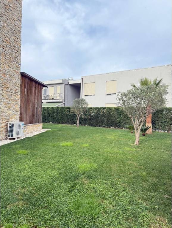 Apartament 2+1me Oborr 266 m2 për Shitje në Gjirin e Lalzit, Durrës !