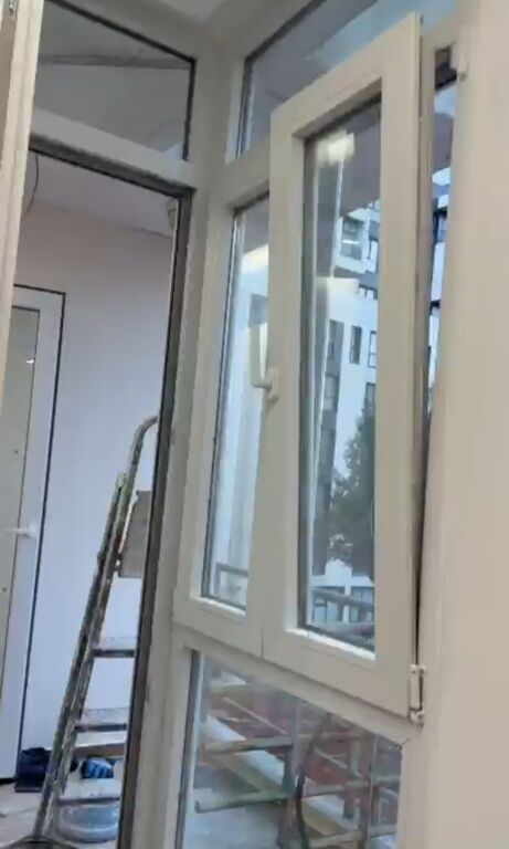 Shiten 2 apartamente 1+1 buze rruge  prane hotel Mondialit