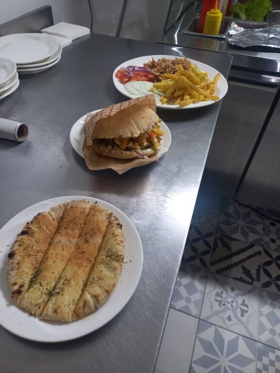 Shitet biznesi fast food piceri. Ambienti 2 mij euro qera mujore.