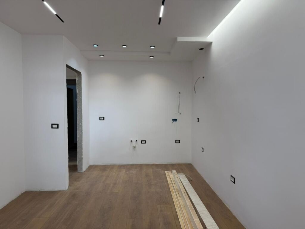 Shiten 2 apartamente 1+1 buze rruge  prane hotel Mondialit