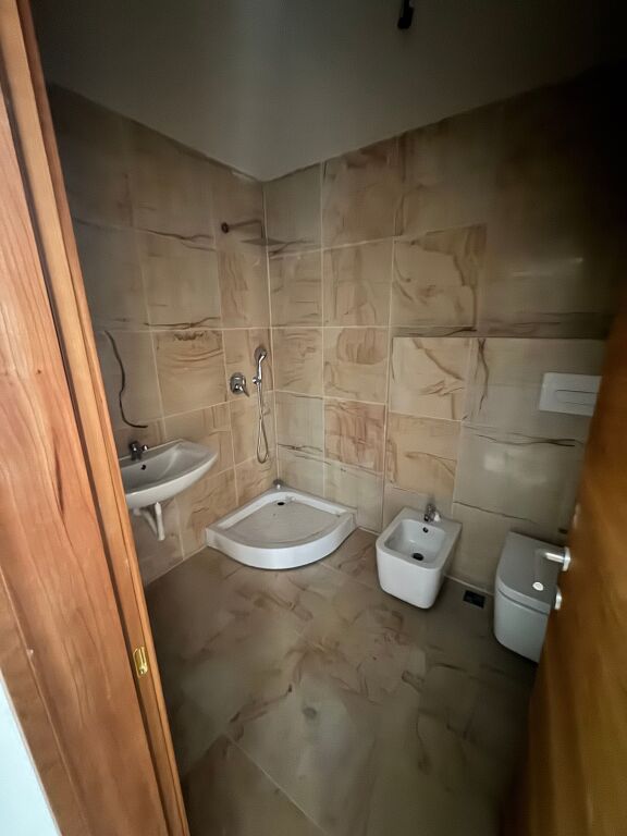 🏢 LOCALE COMMERCIALE (UFFICIO) IN AFFITTO – VICINO A BLOKU