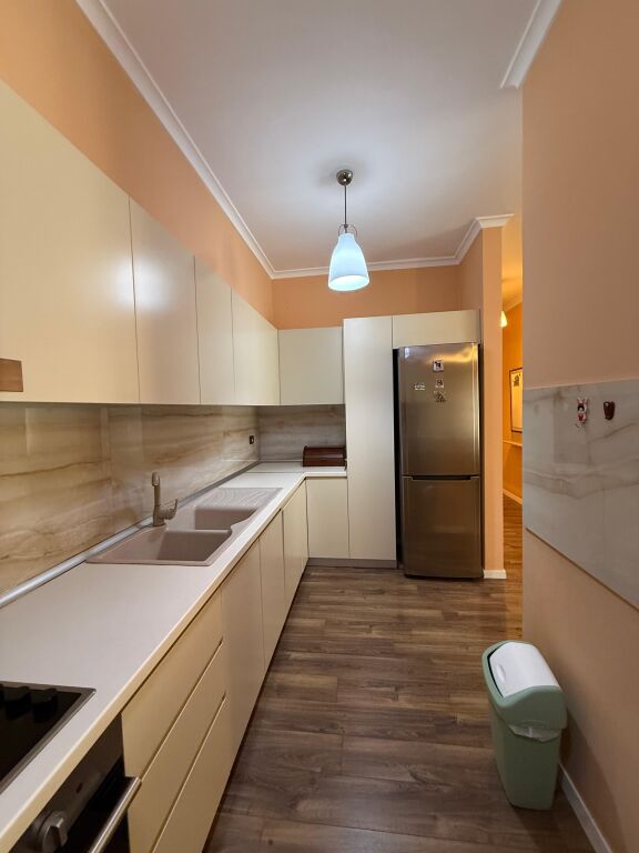 🏠JEPET ME QIRA Apartament 3+1+2+Depo+Ballkon 📍Qender, Rruga e Kavajes  🏢Kati i 2, pallat i ri me 2 ashensore 🛋Hyrja eshte e mobiluar 💶 Çmimi: 1800€  ✨Apartamenti eshte i mobiluar ne menyre komode &amp; moderne  •Organizohet ne :  -Sallon &amp; Kuzhine -Korridor shperndares  -3 Dhoma Gjumi -2 Tualete -Ballkon  🛋️Totalisht i mobiluar,  