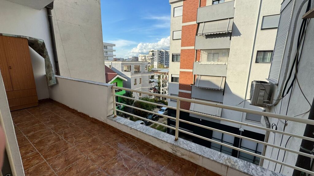 Apartament 2+1 per qira te Komuna e Parisit