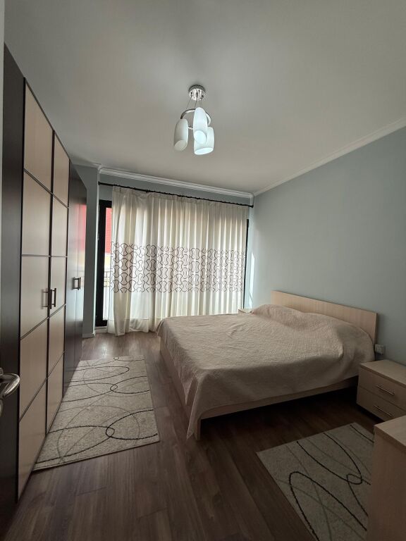 🏠JEPET ME QIRA Apartament 3+1+2+Depo+Ballkon 📍Qender, Rruga e Kavajes  🏢Kati i 2, pallat i ri me 2 ashensore 🛋Hyrja eshte e mobiluar 💶 Çmimi: 1800€  ✨Apartamenti eshte i mobiluar ne menyre komode &amp; moderne  •Organizohet ne :  -Sallon &amp; Kuzhine -Korridor shperndares  -3 Dhoma Gjumi -2 Tualete -Ballkon  🛋️Totalisht i mobiluar,  