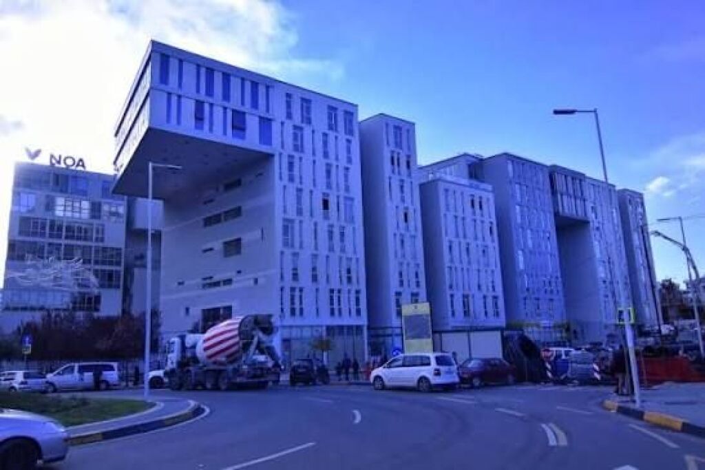 Shitet 1+1,Komuna Parisit