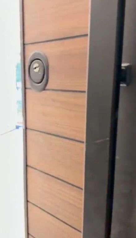 Shiten 2 apartamente 1+1 buze rruge  prane hotel Mondialit