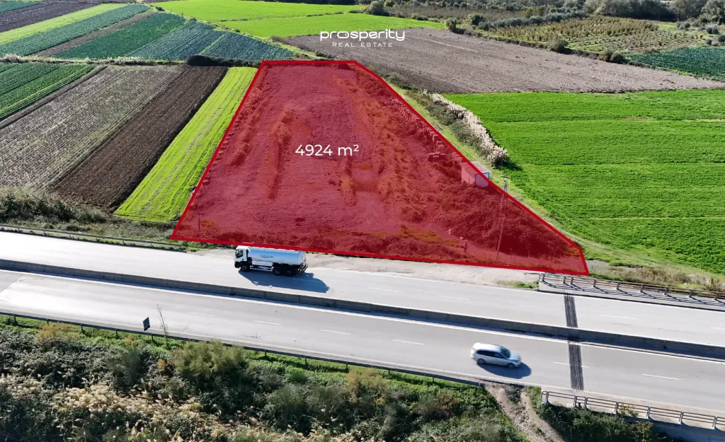 Terreno in vendita vicino all'autostrada Lushnje–Fier