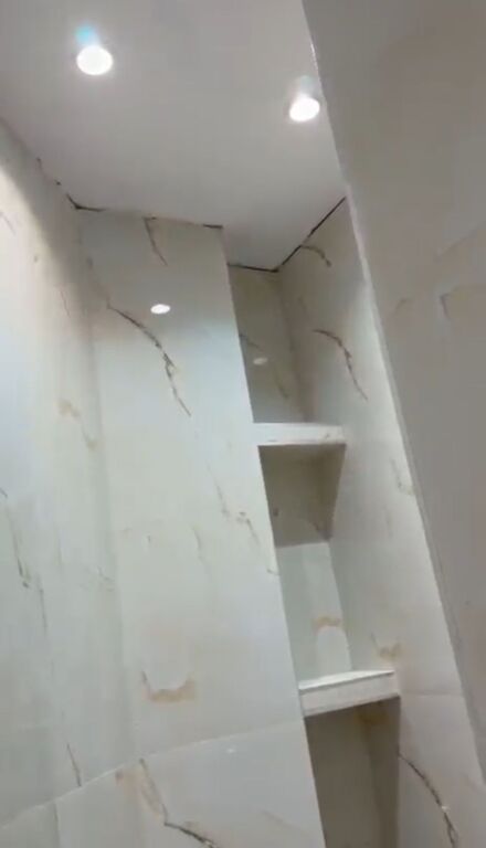 Shiten 2 apartamente 1+1 buze rruge  prane hotel Mondialit