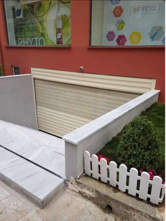 Spazio Commerciale in Vendita a Komuna e Parisit 201.600 € Superficie Totale 72m2