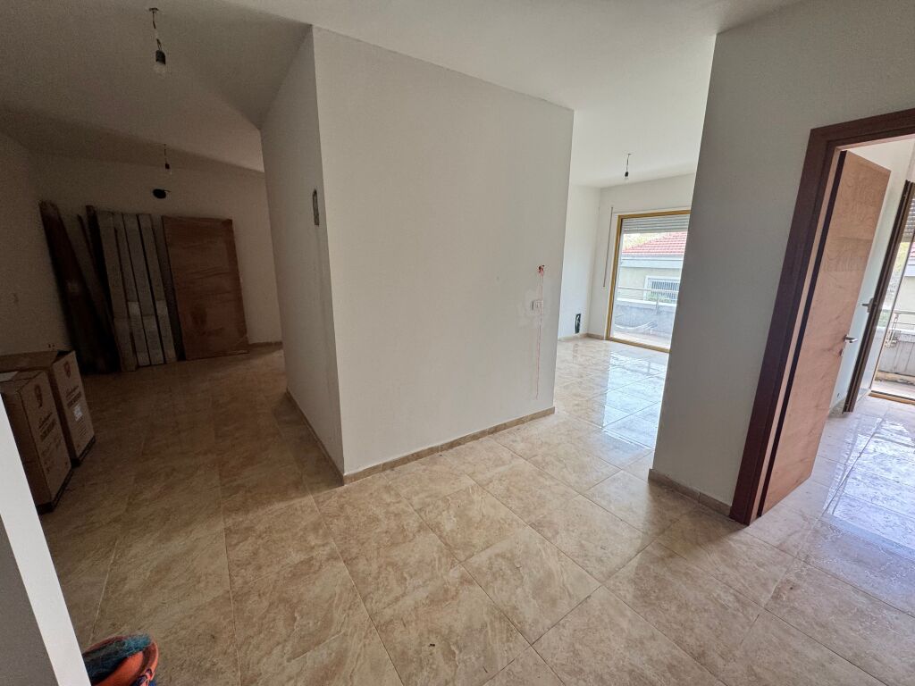 Jepet me qera zyra 4+1+2, prane Ish Bllokut