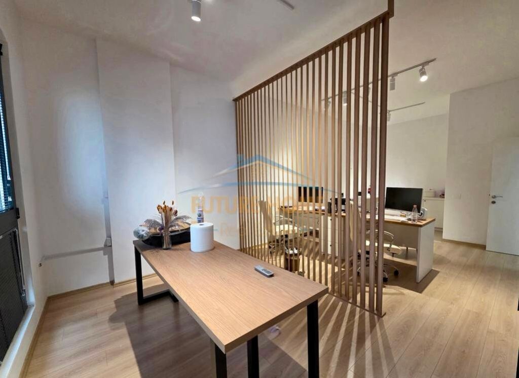 Qera,Ambjent zyre,Kompleksi Square 21