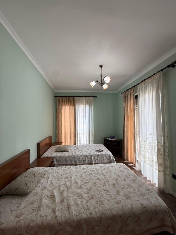 🏠JEPET ME QIRA Apartament 3+1+2+Depo+Ballkon 📍Qender, Rruga e Kavajes  🏢Kati i 2, pallat i ri me 2 ashensore 🛋Hyrja eshte e mobiluar 💶 Çmimi: 1800€  ✨Apartamenti eshte i mobiluar ne menyre komode &amp; moderne  •Organizohet ne :  -Sallon &amp; Kuzhine -Korridor shperndares  -3 Dhoma Gjumi -2 Tualete -Ballkon  🛋️Totalisht i mobiluar,  