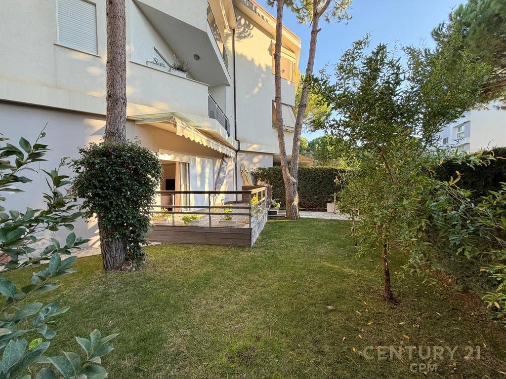 Apartament 2+1 me oborr për shitje në Gjirin e Lalezit!