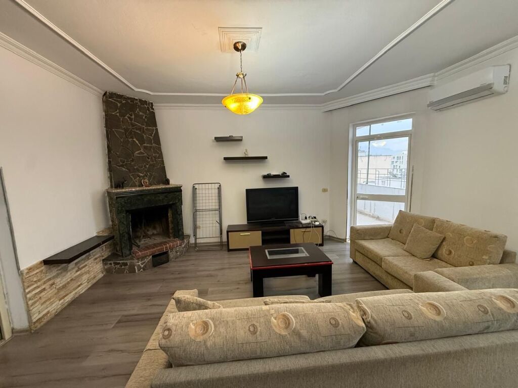 Shitet Apartament 2+1+2