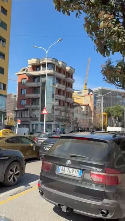 Shiten 2 apartamente 1+1 buze rruge  prane hotel Mondialit