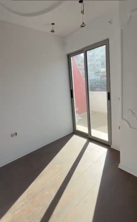 Shitet apartament 2+1 tek Komuna e Parisit