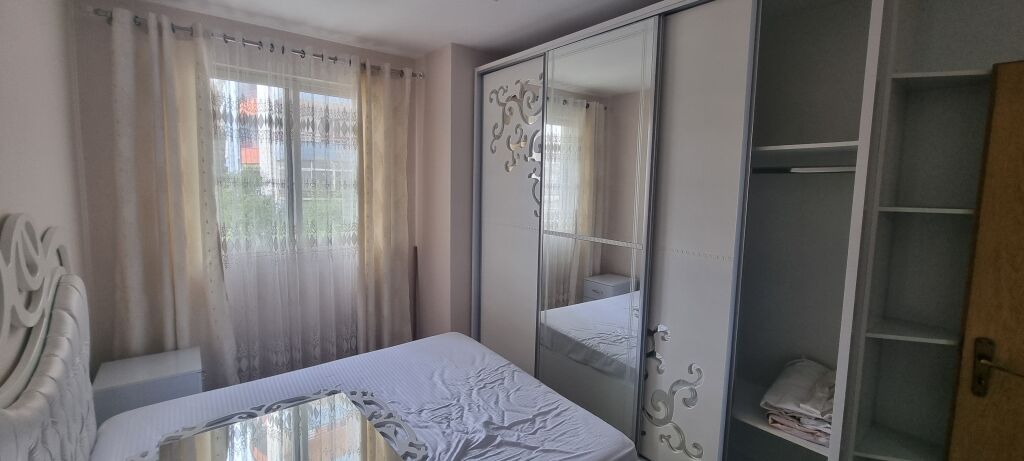 Astir, di fronte al complesso Molla, è in affitto un appartamento 2+1+2+2 con balcone arredato.