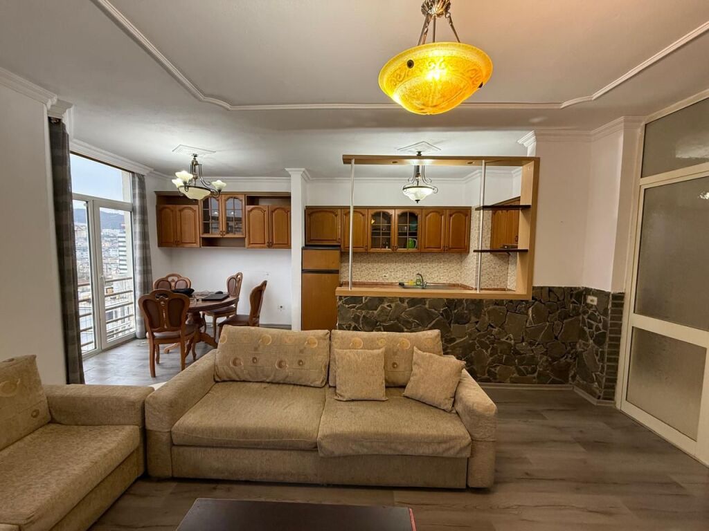 Shitet Apartament 2+1+2